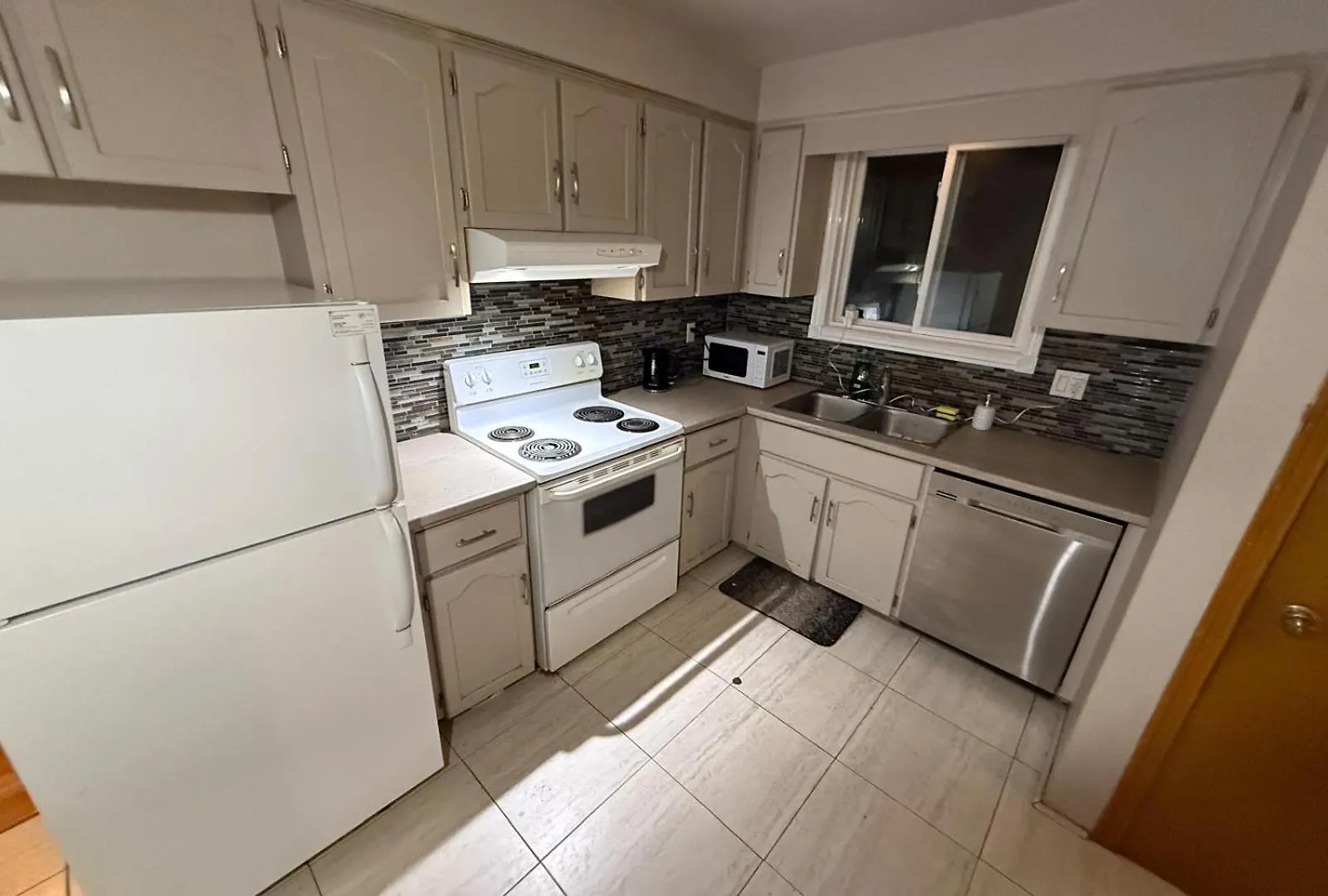 Stay At Flat Cad 39- Next To Airport, Transit, Park Kitchener Homestay